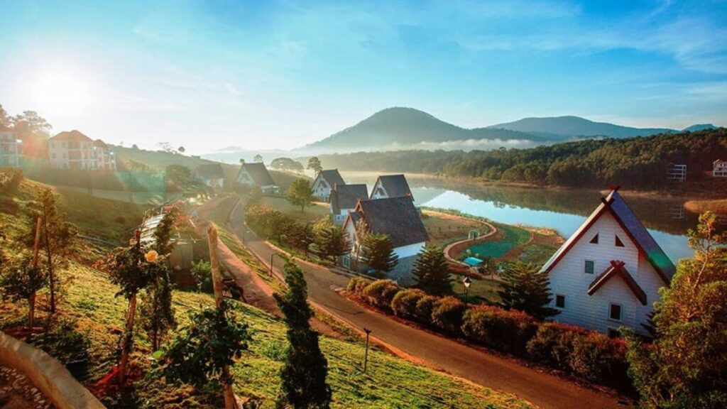 Dalat Vietnam — nebelbedeckte Kiefernwälder und französische Kolonialvillen, Stadt des ewigen Frühlings