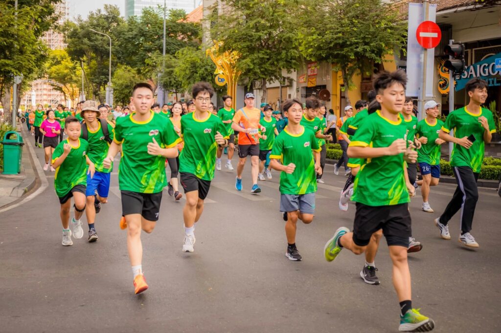 Vietnam Morning Exercise: Why Locals Fill the Parks at Dawn (and What European Travellers Should Know) 2 lbp1