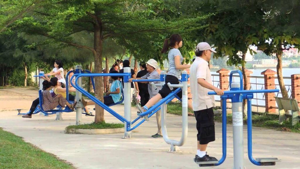 Vietnam Morning Exercise: Why Locals Fill the Parks at Dawn (and What European Travellers Should Know) 4 thiet bi tap the duc ngoai troi2
