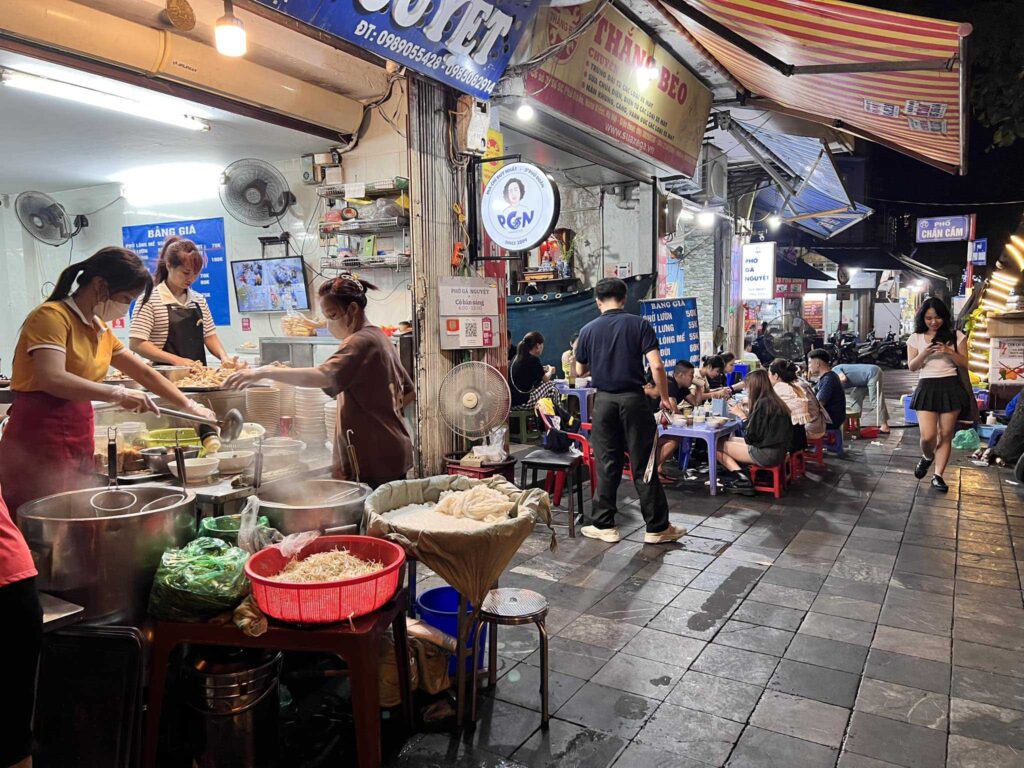 Midnight in Hanoi: Your Ultimate Guide to Late-Night Food, Culture, and Entertainment 2 an dem ha noi 3 1688893918