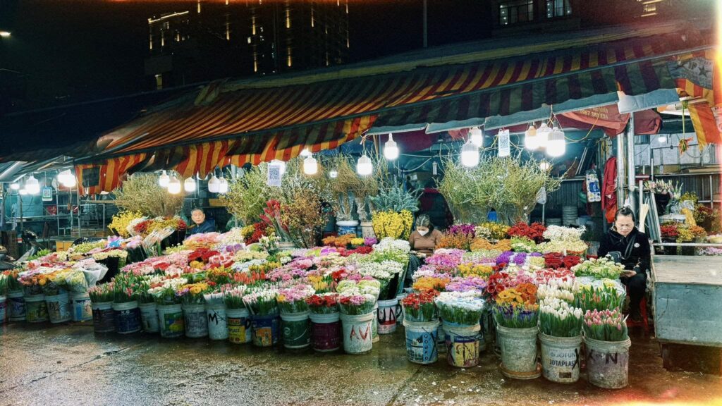 Midnight in Hanoi: Your Ultimate Guide to Late-Night Food, Culture, and Entertainment 1 kinh nghiem di cho hoa quang ba 3