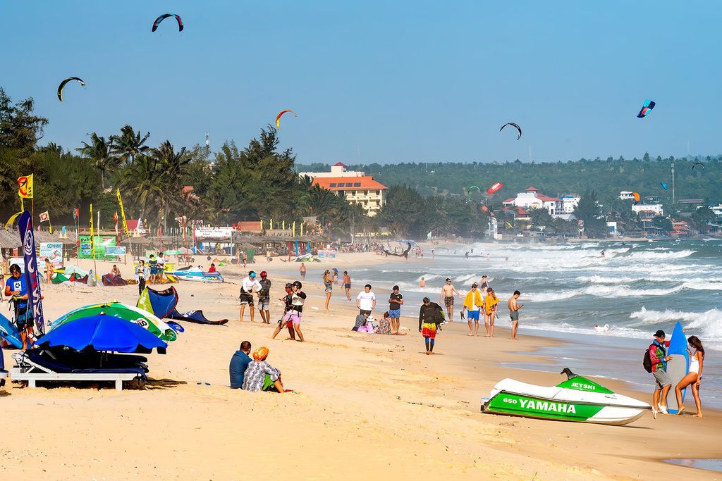 Mui Ne and Phan Thiet Travel Guide for Travel Agents: Dunes, Kites and Vietnam's Sunniest Coast 5 du khach vui choi va tham gia cac mon the thao bien o mui ne anh n. lan 1024x683 1