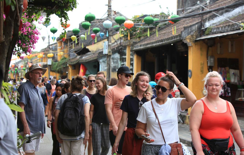 Vietnam Welcomes Nearly 10.7 Million Visitors in Just Six Months - Here's Why Travel Businesses Should Pay Attention 1 khachdulich