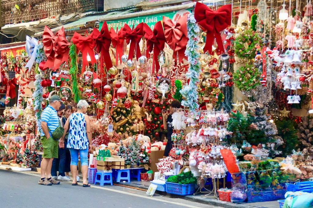 Magical Christmas Holidays in Vietnam: Cozy Vibes, Sunny Shores, and Packages That Sell Themselves! 1 Hang Ma Giang Sinh 2