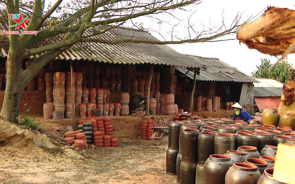 Weaving Threads of Time: Vietnam's Arts and Crafts Villages – A Timeless Treasure Trove for Your Clients 6 lang gom phu lang ivivu 1