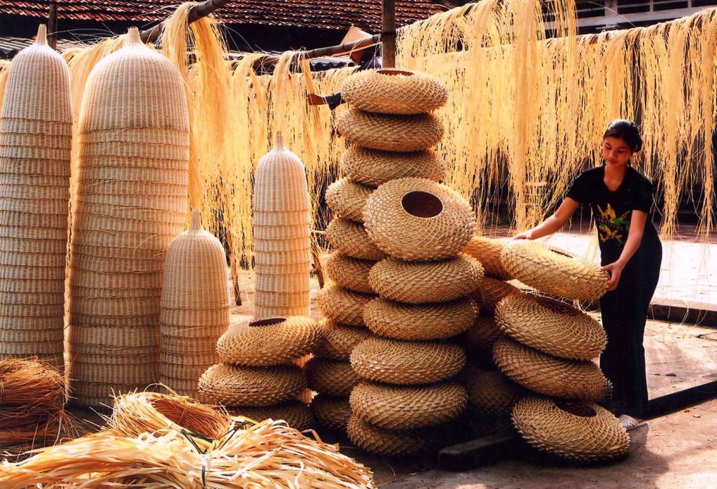 Weaving Threads of Time: Vietnam's Arts and Crafts Villages – A Timeless Treasure Trove for Your Clients 10 maytre 8402