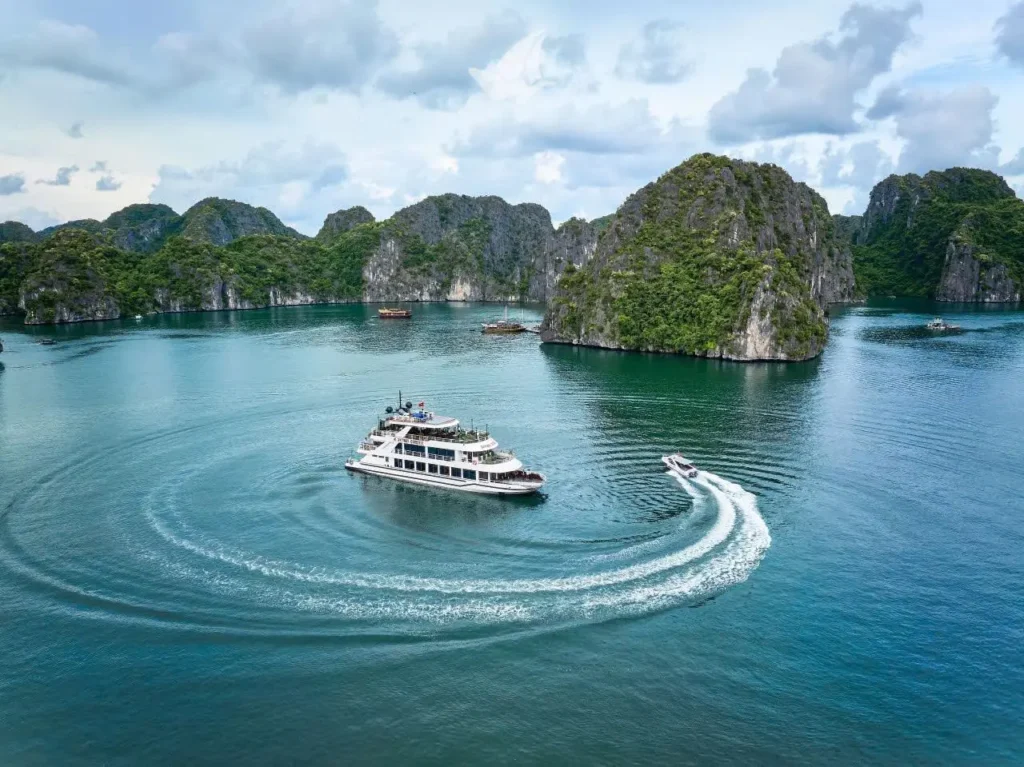 sky way cat ba cruise 21 jpeg.jpg