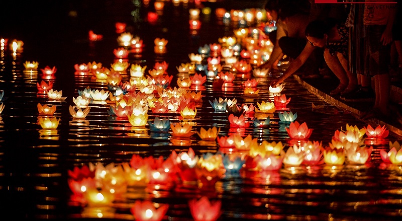 Hoi An Lantern Festival 2026: Dates & the Hidden Meaning Behind the Lights 2 Silk lanterns and floating candle-floats on the Thu Bon River during the Hoi An Lantern Festival 2026